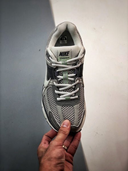 NIKE ZOOM Vomero 5 - Houdini