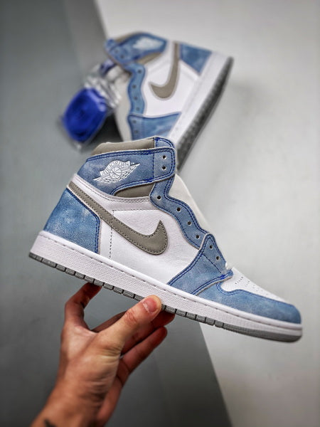 Air Jordan 1 High "Hyper Royal"