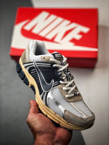 NIKE ZOOM Vomero 5 - Houdini