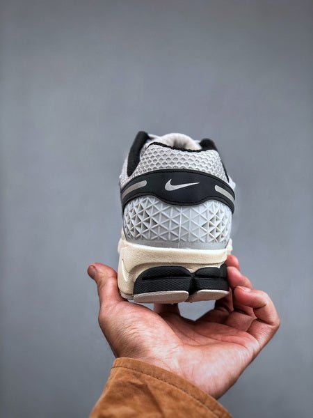 NIKE ZOOM Vomero 5 - Houdini