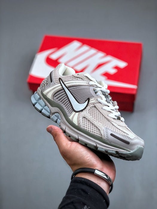 NIKE ZOOM Vomero 5 - Houdini