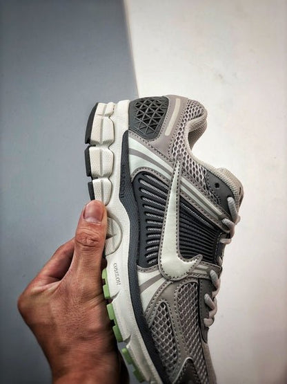 NIKE ZOOM Vomero 5 - Houdini
