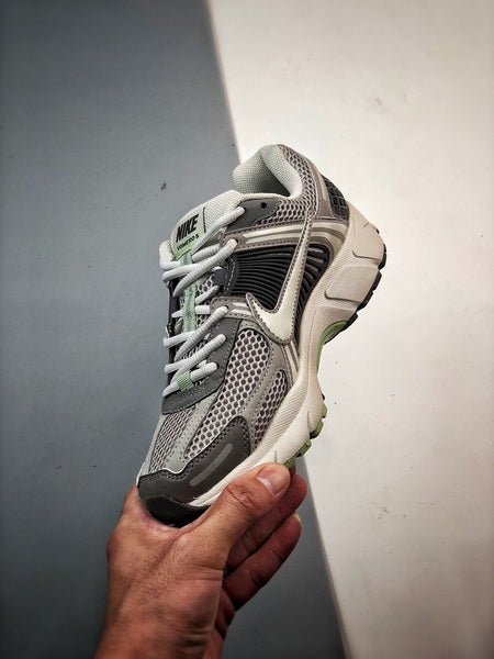 NIKE ZOOM Vomero 5 - Houdini