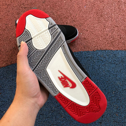 Air Jordan 4 Bred