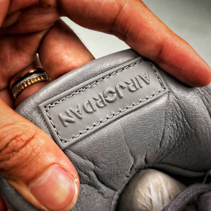 Air Jordan 4 X Kaws grey