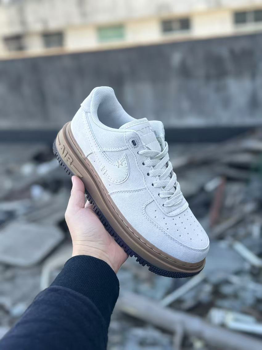 Nike Air Force 1 Luxe