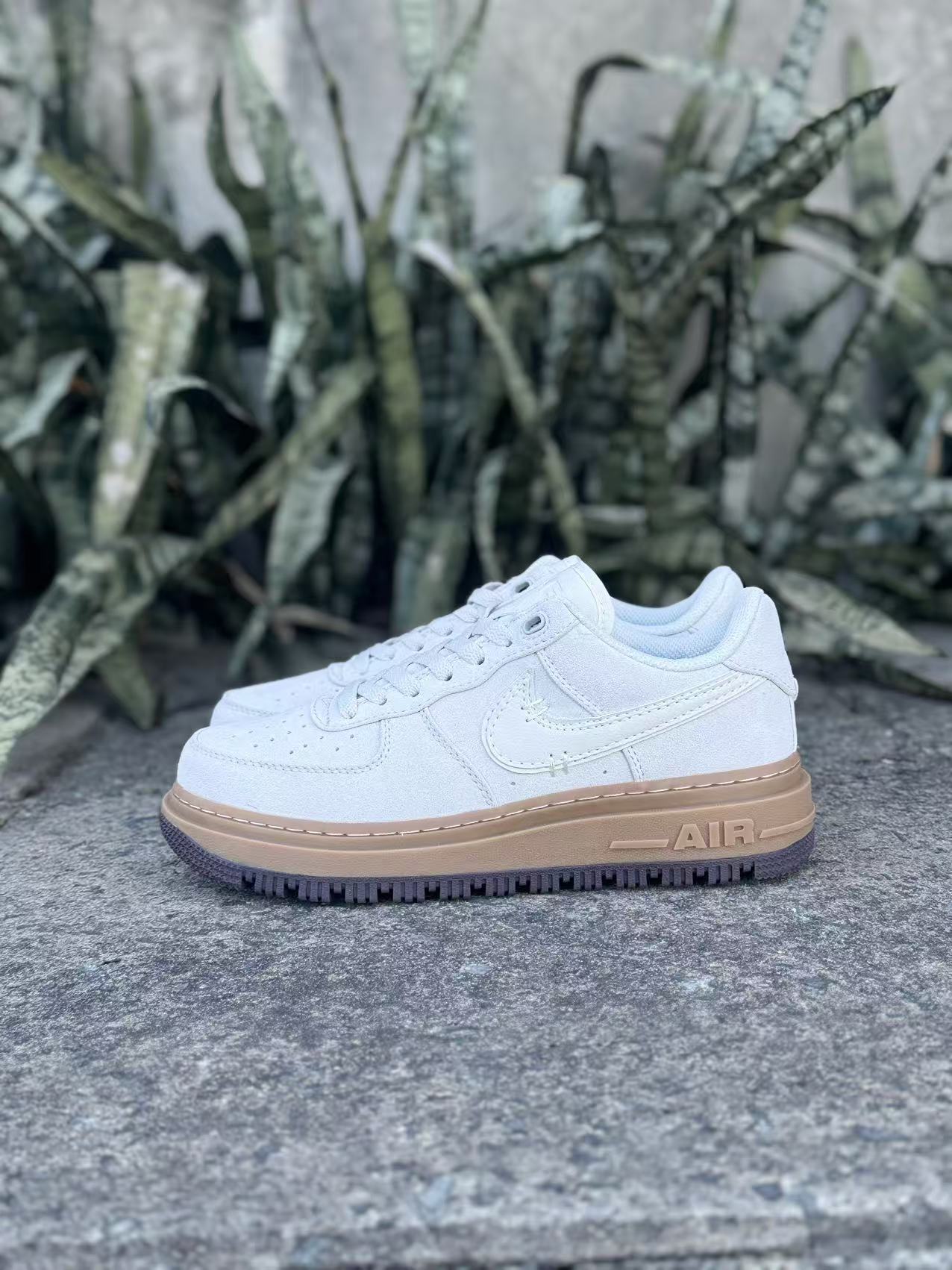 Nike Air Force 1 Luxe