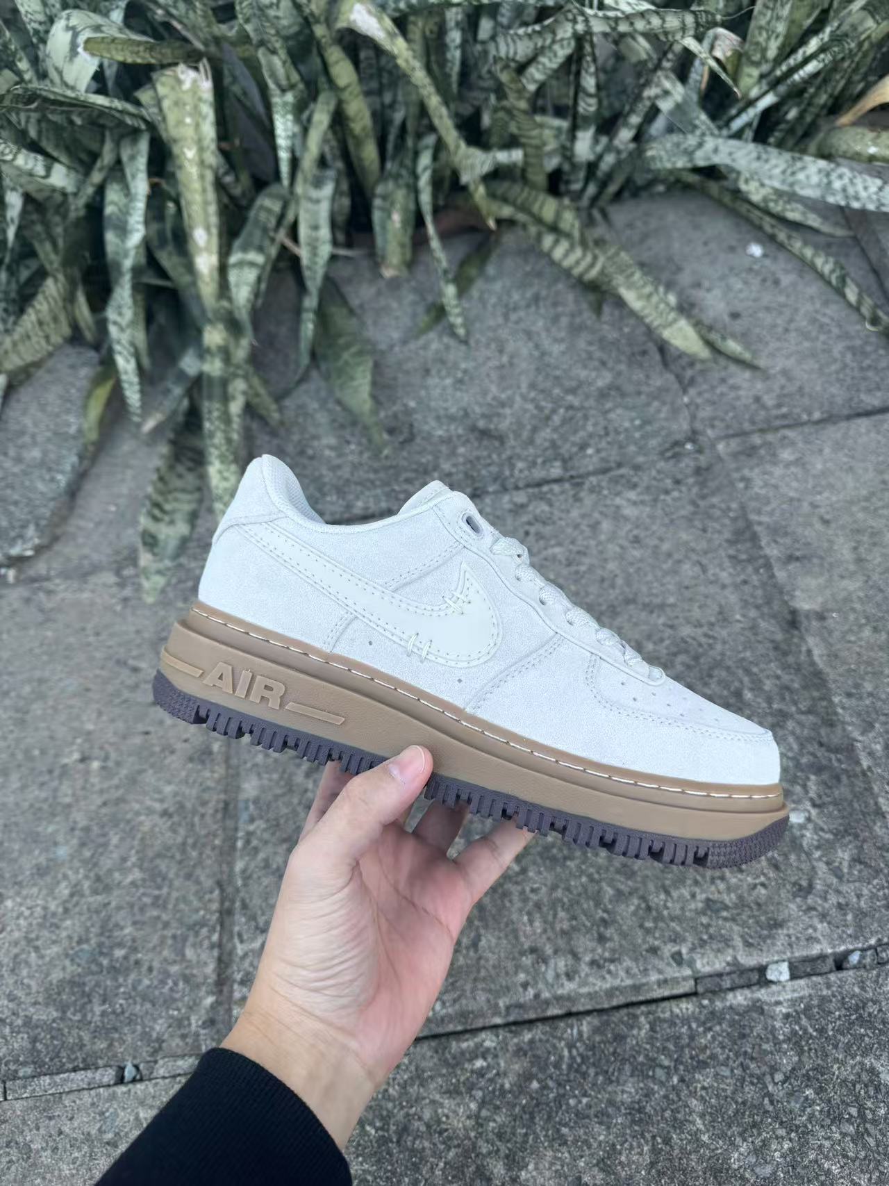 Nike Air Force 1 Luxe
