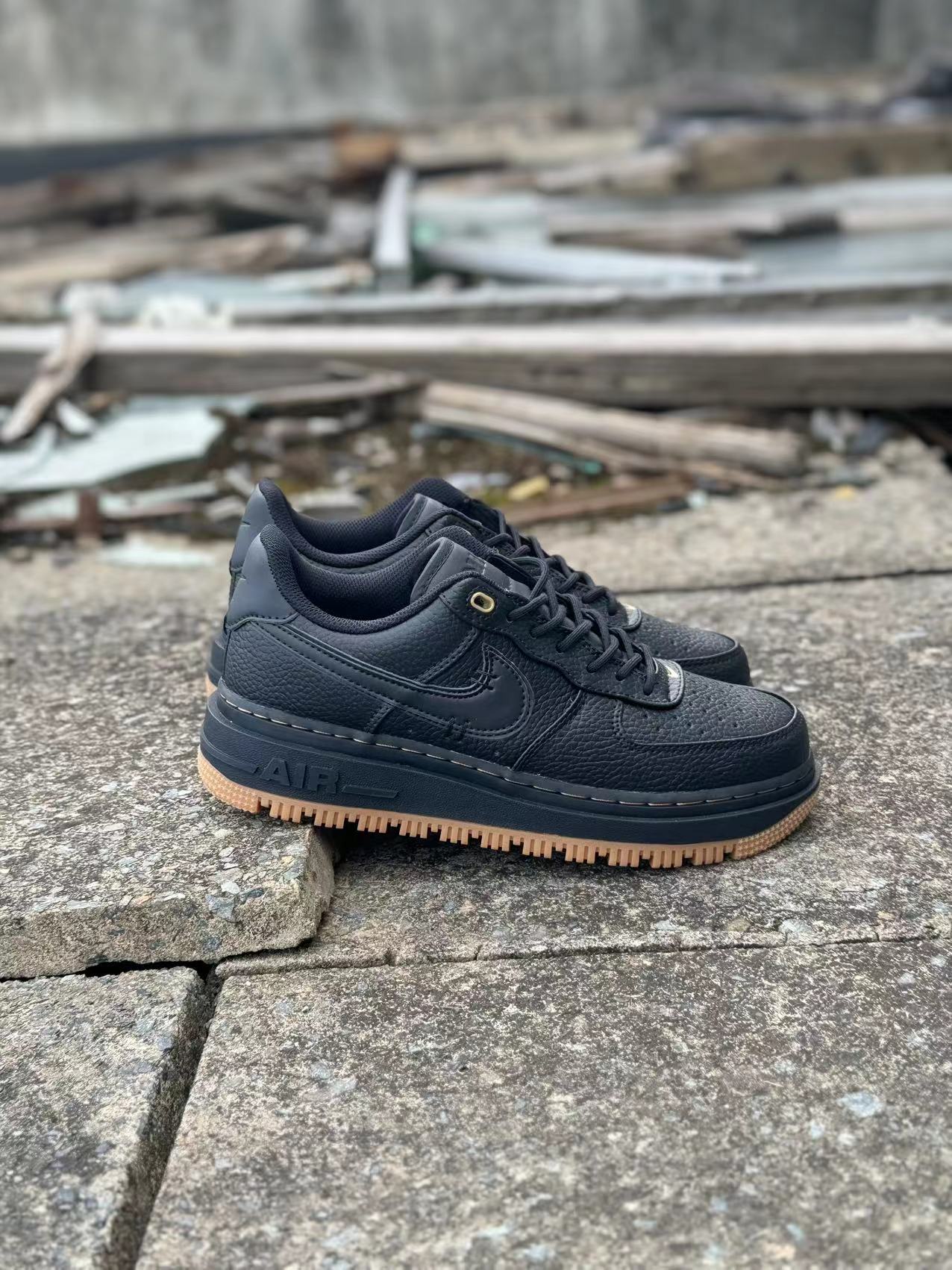 Nike Air Force 1 Luxe "black gum"