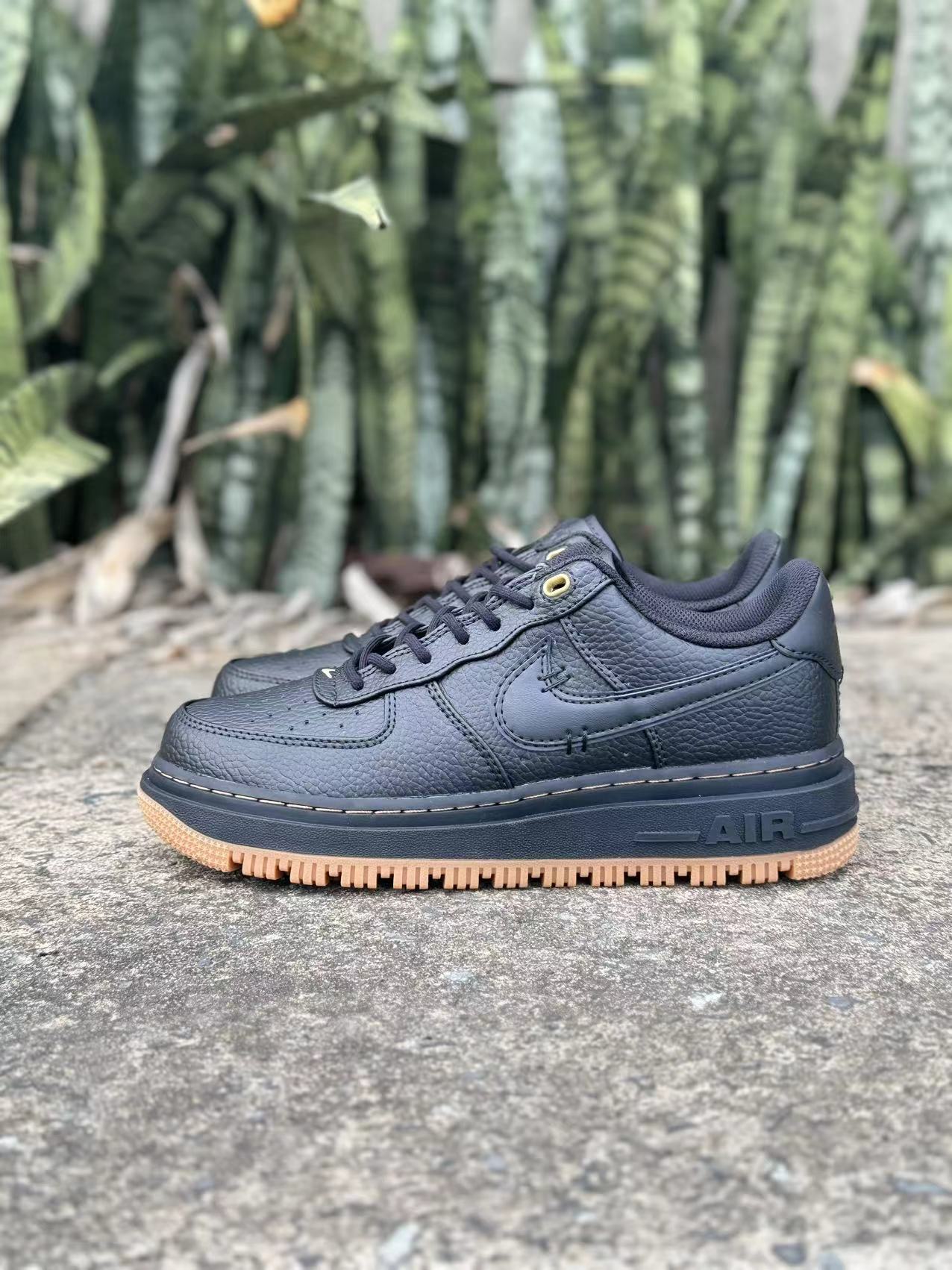Nike Air Force 1 Luxe "black gum"