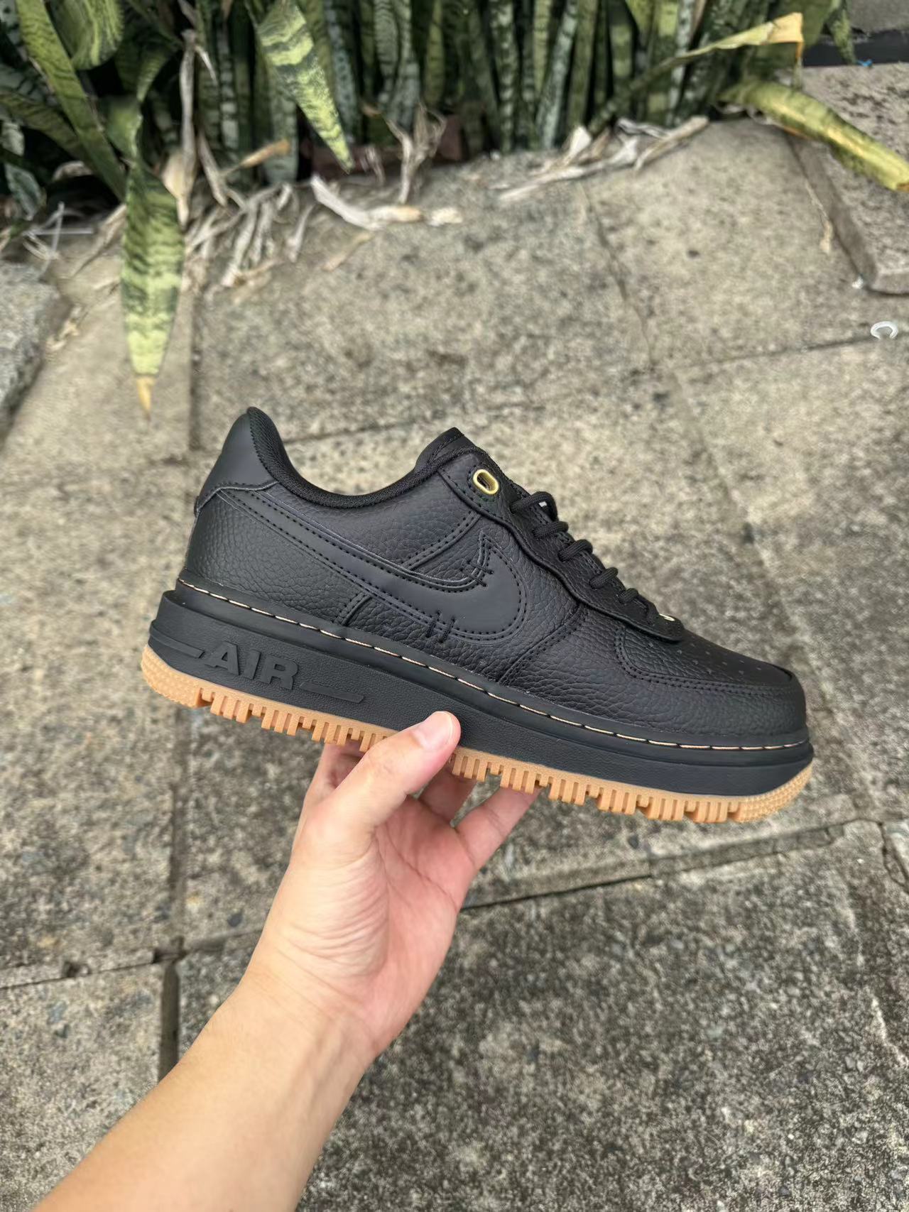 Nike Air Force 1 Luxe "black gum"