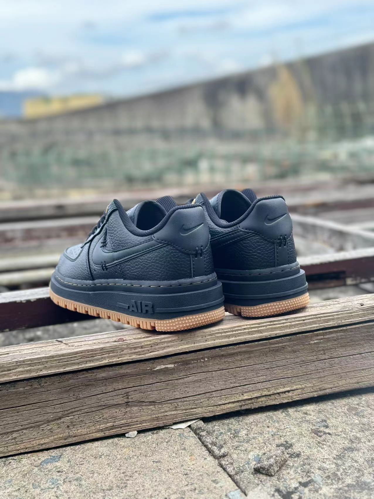 Nike Air Force 1 Luxe "black gum"