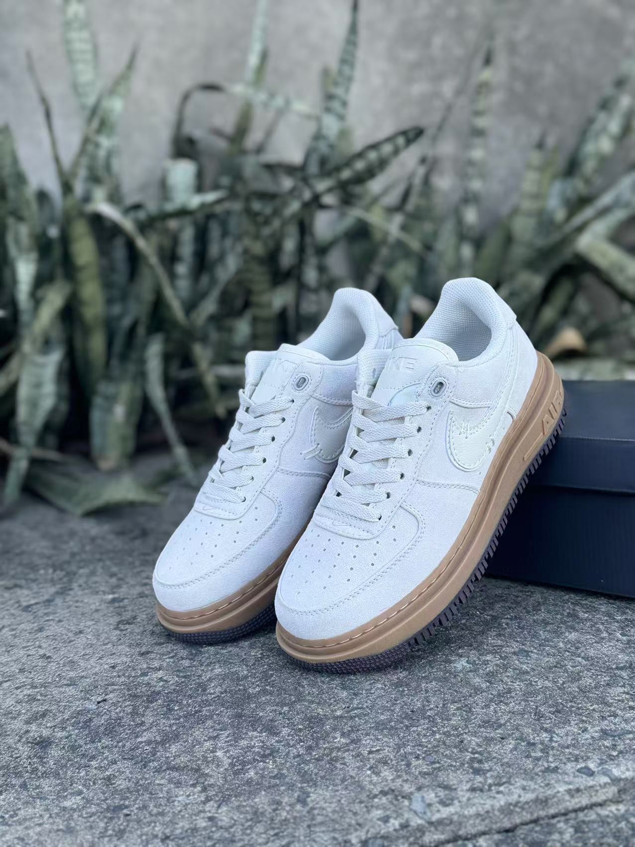 Nike Air Force 1 Luxe