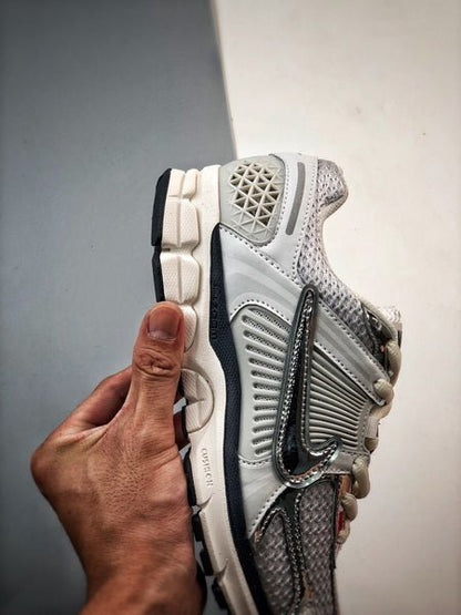 NIKE ZOOM Vomero 5 - Houdini