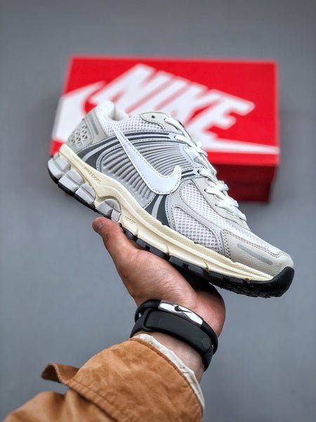 NIKE ZOOM Vomero 5 - Houdini