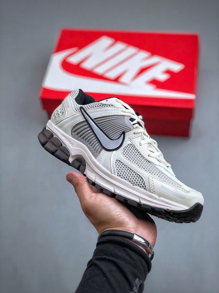 NIKE ZOOM Vomero 5 - Houdini
