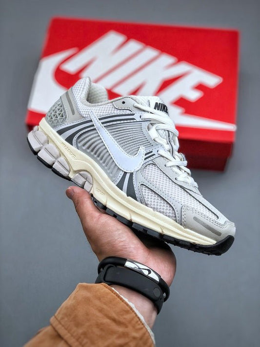 NIKE ZOOM Vomero 5 - Houdini