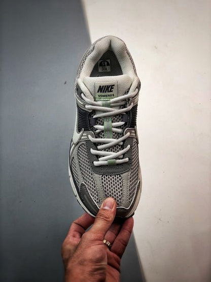 NIKE ZOOM Vomero 5 - Houdini