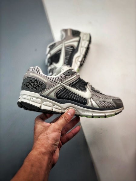 NIKE ZOOM Vomero 5 - Houdini